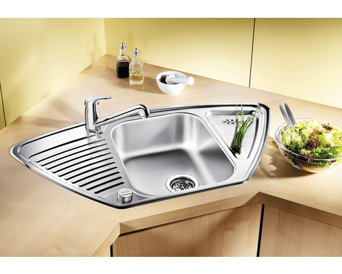 Eckspüle aus Edelstahl mit Abtropffläche und Armatur auf einer Küchentheke