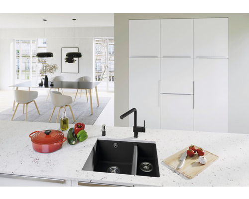 Moderne Küche mit Spüle, Arbeitsplatte und Essbereich