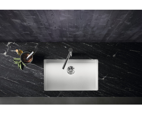 Edelstahlspüle mit Armatur auf einer Arbeitsplatte