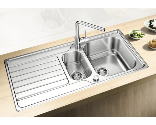 Spüle aus Edelstahl mit Abtropffläche und Wasserhahn