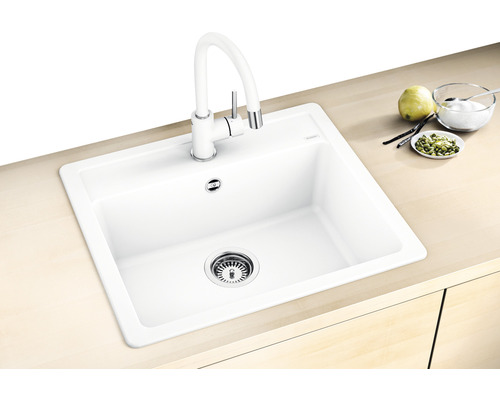 Spüle mit Wasserhahn in einer hellen Küche