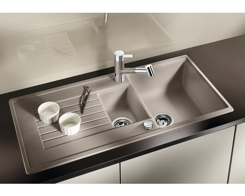 Spüle mit Abtropffläche und Wasserhahn