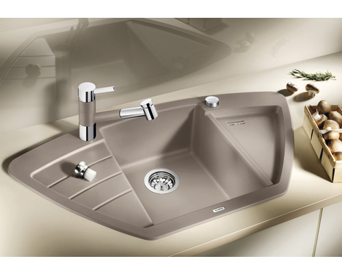 Eckspüle mit Armatur und Abtropffläche