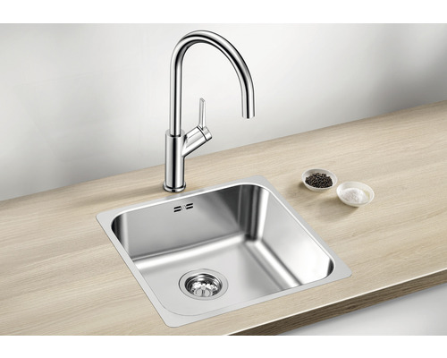 Edelstahlspüle mit Armatur auf einer Arbeitsplatte