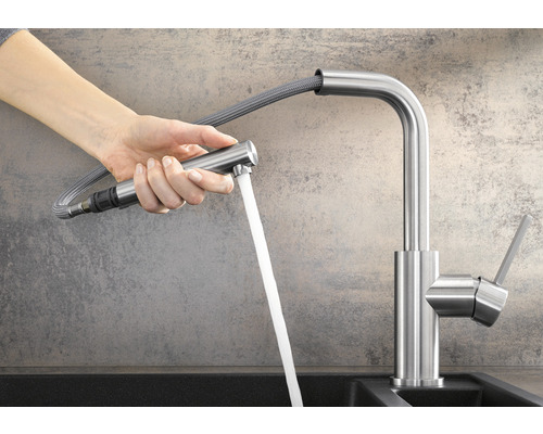 Küchenarmatur mit herausziehbarer Geschirrbrause im Einsatz