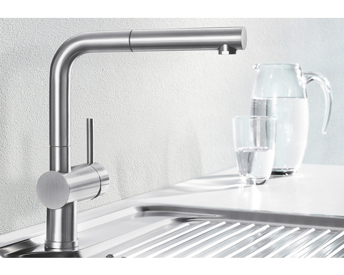 Edelstahl Küchenarmatur mit hohem Auslauf neben Spüle