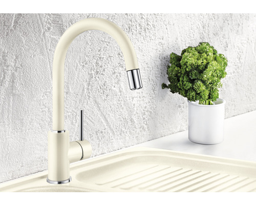 Küchenarmatur mit hohem Auslauf und herausziehbarer Geschirrbrause