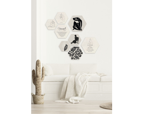 Dekorative Wandpaneele in sechseckiger Form mit abstrakten Motiven über einem Sofa