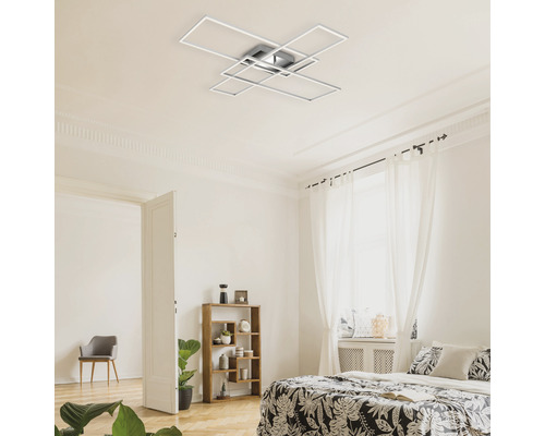 Deckenleuchte im Schlafzimmer mit Bett und Regal