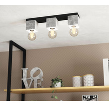 Deckenleuchte mit drei Lampen und Beton-Optik-Schirmen über einem Regal