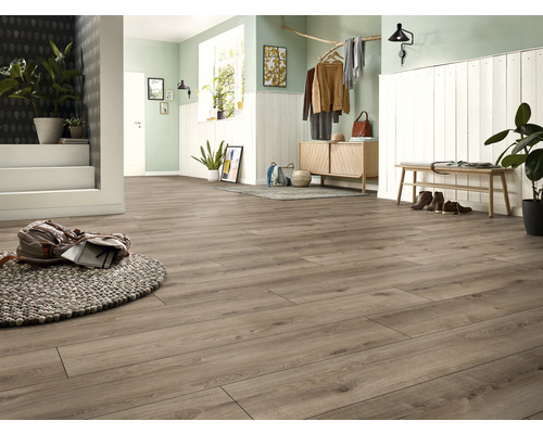 Heller Eingangsbereich mit Laminatboden, Kommode und Sitzbank