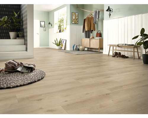 Heller Eingangsbereich mit Holzboden, Kommode und Sitzbank