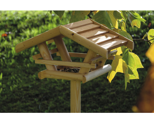 Vogelhaus aus Holz auf einem Pfosten