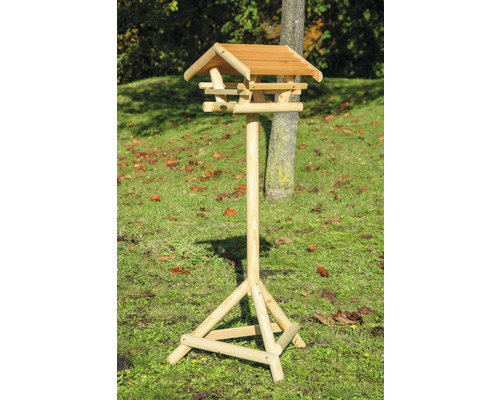 Vogelhaus aus Holz mit Ständer im Garten