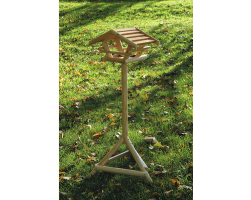 Freistehendes Vogelhaus aus Holz im Garten