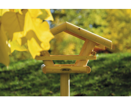 Holzvogelhaus auf einer Stange im Garten