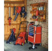 Gartengeräte von Wolf Garten aufbewahrt in einer Garage
