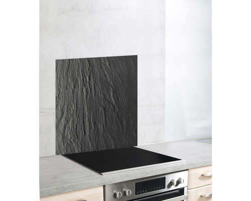 Küchenrückwand aus Schiefer über einem Kochfeld