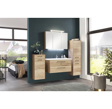Badezimmer mit Waschtisch, Spiegelschrank und Hochschrank in Holzoptik