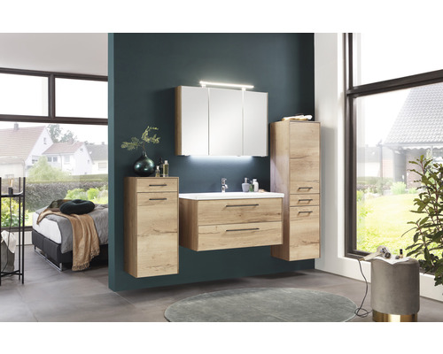 Badezimmer mit Waschtisch, Spiegelschrank und Hochschrank in Holzoptik