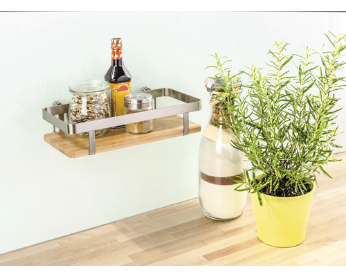 Wandregal aus Bambus und Metall mit Lebensmitteln