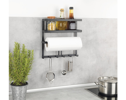 Küchenszene mit magnetischem Küchenregal zur Aufbewahrung von Küchenutensilien und Vorräten