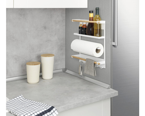 Küchenszene mit Gewürzregal, Papierrollenhalter und zwei Vorratsdosen auf einer Arbeitsfläche