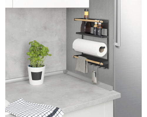Magnetisches Küchenregal mit Papierrolle, Gewürzen und Küchenhelfern an einer Küchenwand