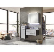Badezimmer mit Waschtisch, Spiegelschrank und Hochschrank in modernem Design