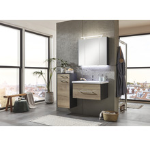 Modernes Badezimmer mit Waschtisch, Spiegelschrank und dekorativen Elementen für eine stilvolle Atmosphäre