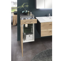 Badezimmer mit Waschbeckenunterschrank und geöffnetem Seitenschrank mit Auszug