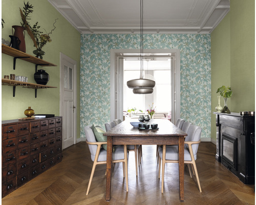 Esszimmer mit Esstisch, Stühlen, Tapete mit Pflanzenmuster und Holzregalen