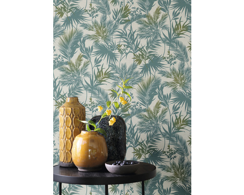 Tapete mit Palmenmuster auf einer Tischdekoration mit Vasen und Obstschale