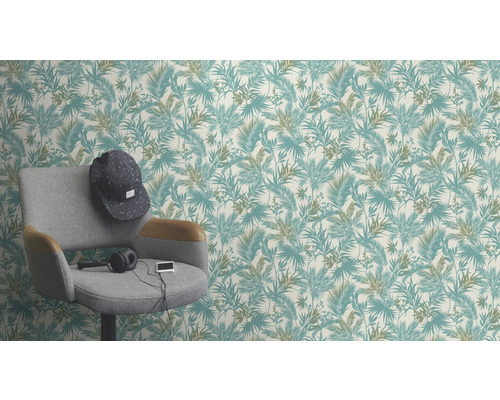 Tapete mit tropischem Blättermuster und einem Sessel im Vordergrund