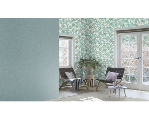 Heller Raum mit gemusterter Tapete, Stühlen und Pflanze