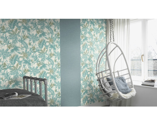 Wohnraumgestaltung mit floral gemusterter Tapete, Bett und Hängesessel