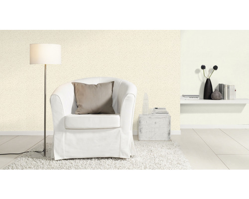 Helles Wohnzimmer mit Sessel, Stehlampe und gemusterter Tapete
