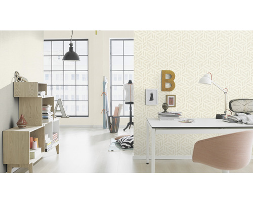 Helles Arbeitszimmer mit geometrischer Tapete, Schreibtisch und Regalen