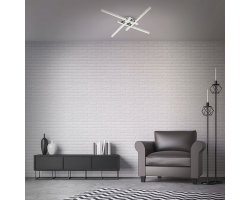 Modernes Wohnzimmer mit Deckenleuchte, Sessel und Kommode