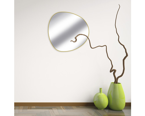 Raumansicht mit einem unregelmäßig geformten Spiegel und zwei dekorativen Vasen.