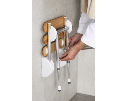 Wand-Duschsitz aus Bambus und Metall im zusammengeklappten Zustand