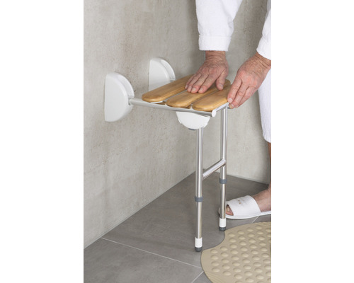 Wandmontierter Duschsitz mit Bambuslatten und verstellbaren Beinen für das Badezimmer.