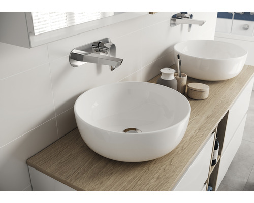 Zwei Aufsatzwaschbecken auf einem Waschtisch mit Armaturen an einer Badezimmerwand.