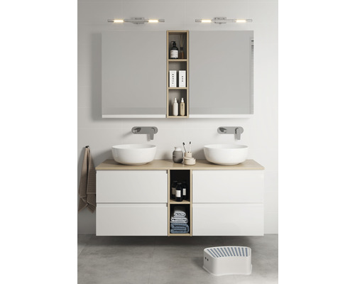 Badezimmer mit Waschtisch, Spiegel, Aufbewahrung und Tritthocker für Kinder