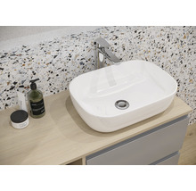 Modernes Badezimmerwaschbecken mit Armatur auf einem Waschtisch mit Stauraum