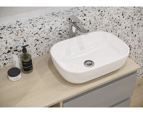 Modernes Badezimmerwaschbecken mit Armatur auf einem Waschtisch mit Stauraum