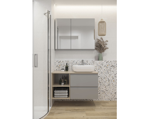 Modernes Badezimmer mit Waschtisch, Spiegel, Schrank und Dusche.