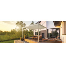 Terrasse mit Pergola, Tisch und Liegestühlen