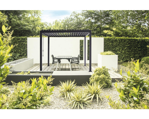 Pergola mit Esstisch und Stühlen im Garten