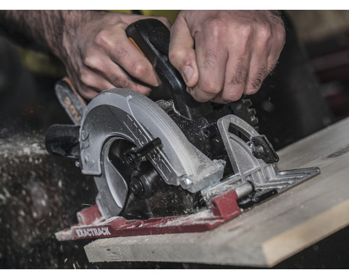 Eine Handkreissäge wird zum Sägen von Holz verwendet.